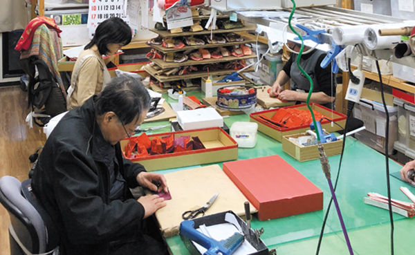 横山人形店 2階 人形工房